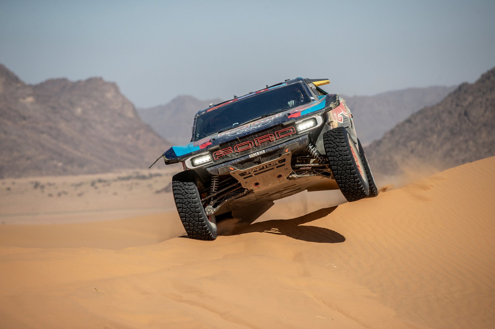 Nani ‘roams’ through the dunes to stage win; Henk Lategan back in the overall lead      